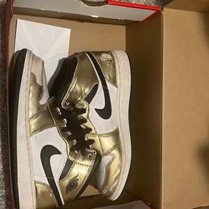 The Air Jordan 1 Mid SE “Metallic Gold”